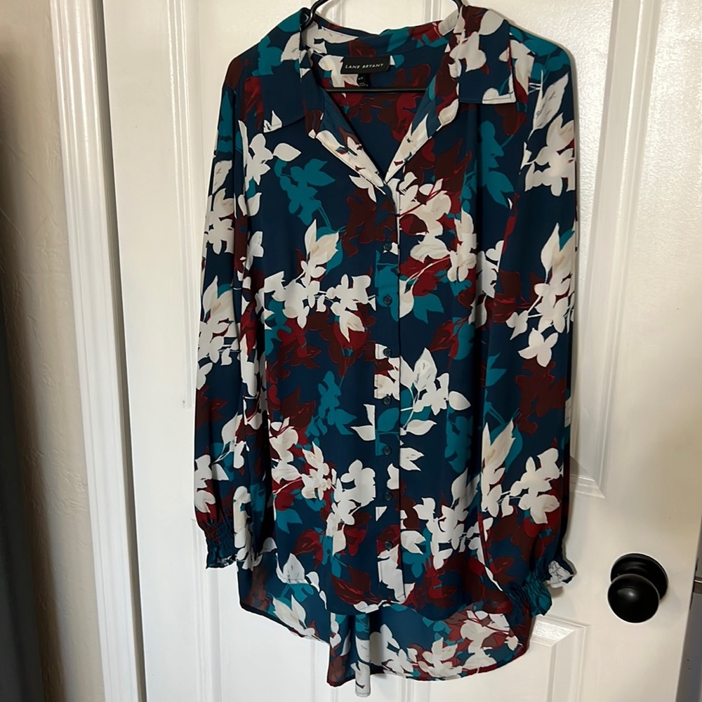 Lane Bryant Size 14/16 blouse floral pattern. Long style with back flowy pleats.